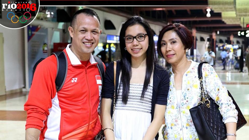 Rexy Mainaky dan keluarga sebelum terbang ke Sao Paulo.